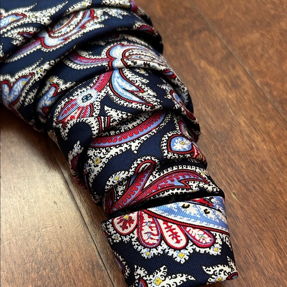Lauren, Ralph Lauren 100% Silk Elegant Paisley Men's Tie in Red and Blue - Picture 3 of 11